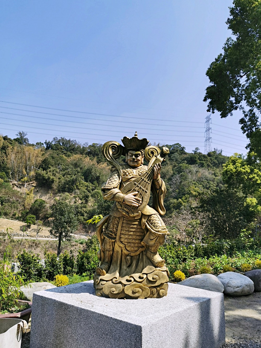 鳥嘴潭人工湖周邊景點｜國6東草屯交流道旁的獅象山，從山腰俯看鳥嘴潭，還有濟公行舍觀音佛寺，東草屯休息站營運中