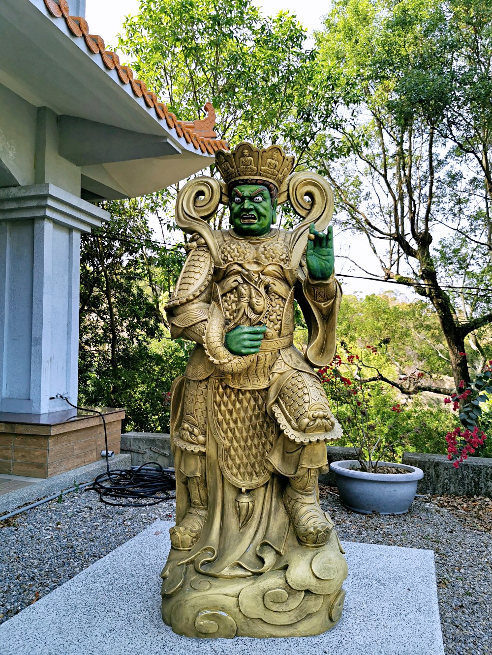 鳥嘴潭人工湖周邊景點｜國6東草屯交流道旁的獅象山，從山腰俯看鳥嘴潭，還有濟公行舍觀音佛寺，東草屯休息站營運中