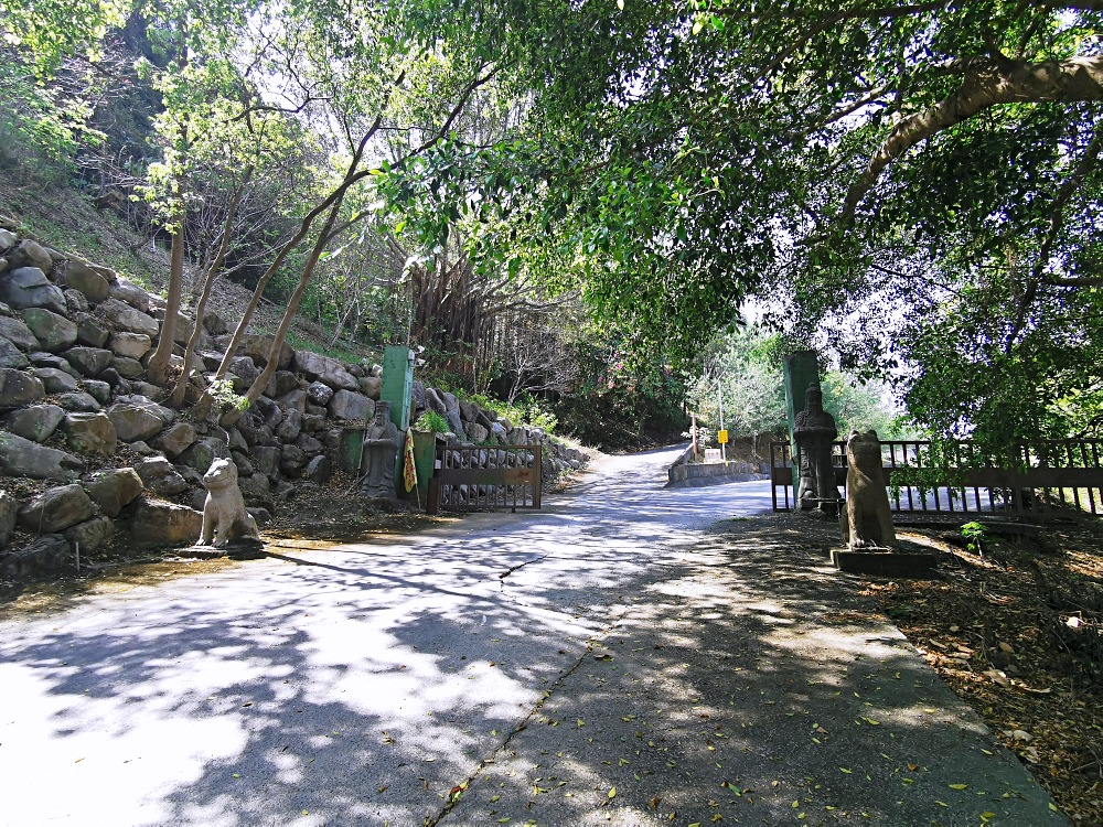 鳥嘴潭人工湖周邊景點｜國6東草屯交流道旁的獅象山，從山腰俯看鳥嘴潭，還有濟公行舍觀音佛寺，東草屯休息站營運中