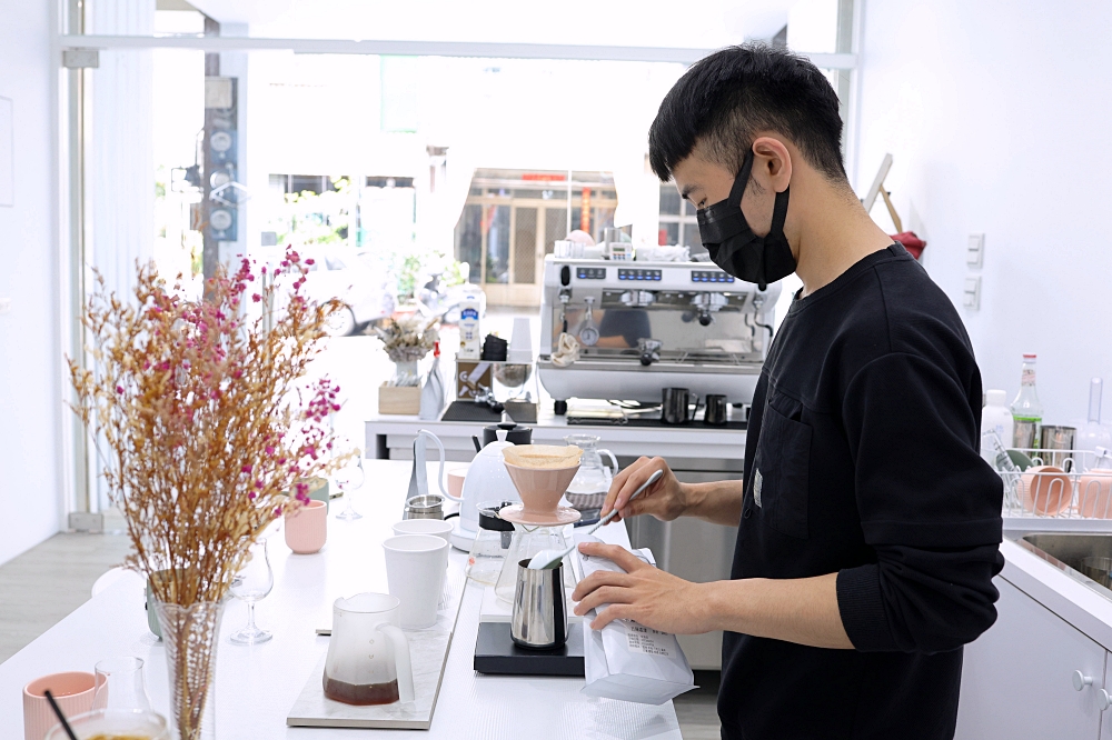 芬里爾咖啡 | 隱身靜巷純白風格咖啡館，帥氣咖啡師手沖咖啡好清新，南屯咖啡館推薦！