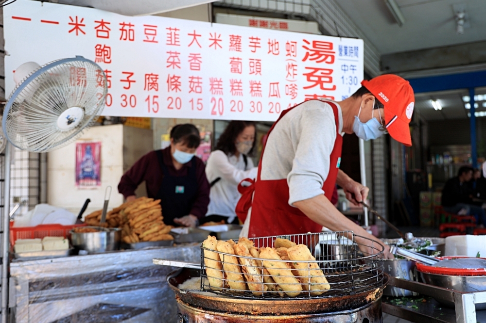 阿忠炸粿 | 北屯市場古早味炸粿攤，炸蚵嗲飽滿薄脆涮嘴，還有免費湯品喝到飽！