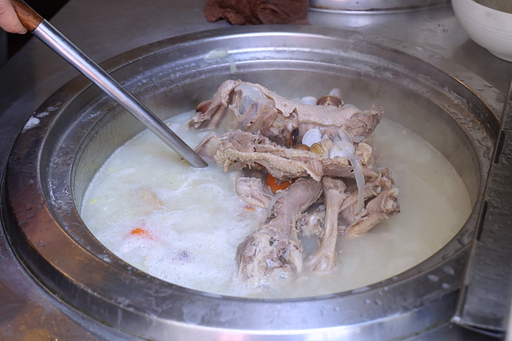 彭記鵝肉大王 | 鹹水鵝肉、煙燻鵝肉、下水小菜道道好吃，加了蛤蜊的鵝白湯鮮美爆表！台中鵝肉推薦