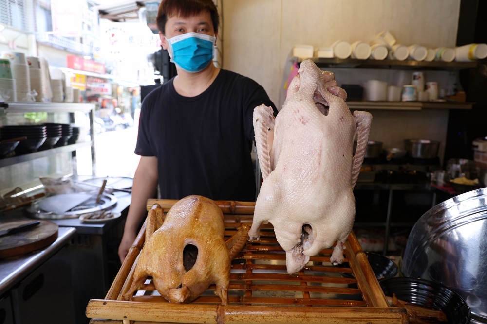 彭記鵝肉大王 | 鹹水鵝肉、煙燻鵝肉、下水小菜道道好吃，加了蛤蜊的鵝白湯鮮美爆表！台中鵝肉推薦