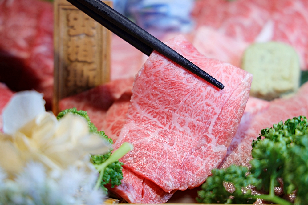 山鯨燒肉西屯店 | 浮誇和牛寶箱、免費和服體驗，還有日本鳥居造景，台中燒肉推薦！