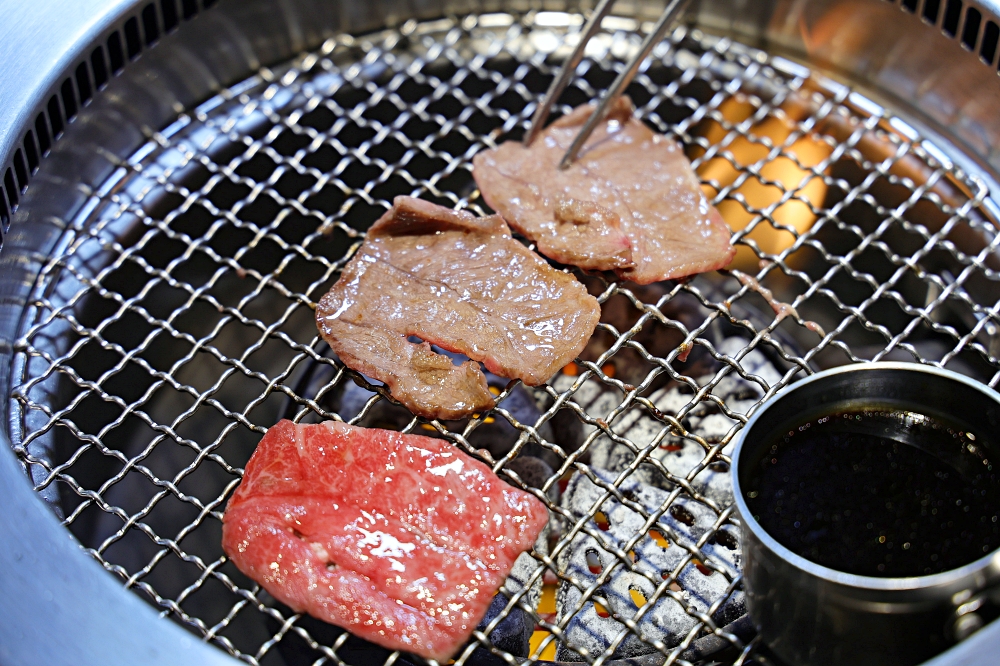 山鯨燒肉西屯店 | 浮誇和牛寶箱、免費和服體驗，還有日本鳥居造景，台中燒肉推薦！