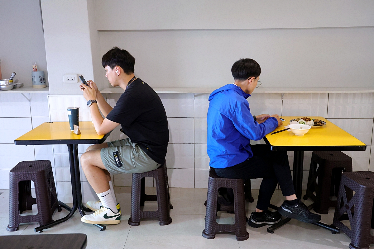 三井食坊 | 建國市場直送食材，滿滿海鮮好料只要百元出頭，LaLaport旁最親民美食還有冷氣！