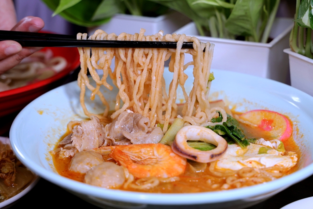 三井食坊 | 建國市場直送食材，滿滿海鮮好料只要百元出頭，LaLaport旁最親民美食還有冷氣！