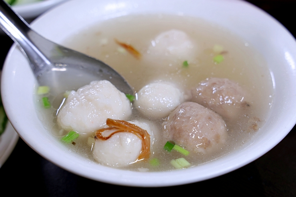 三井食坊 | 建國市場直送食材，滿滿海鮮好料只要百元出頭，LaLaport旁最親民美食還有冷氣！