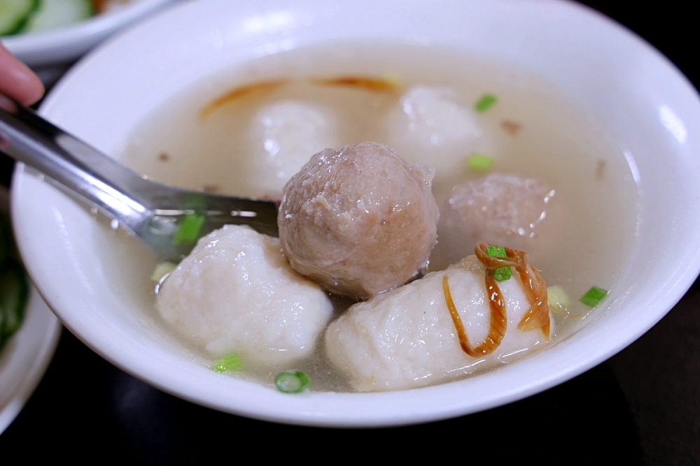 三井食坊 | 建國市場直送食材，滿滿海鮮好料只要百元出頭，LaLaport旁最親民美食還有冷氣！