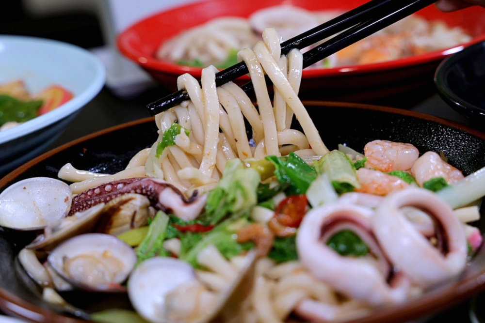 三井食坊 | 建國市場直送食材，滿滿海鮮好料只要百元出頭，LaLaport旁最親民美食還有冷氣！