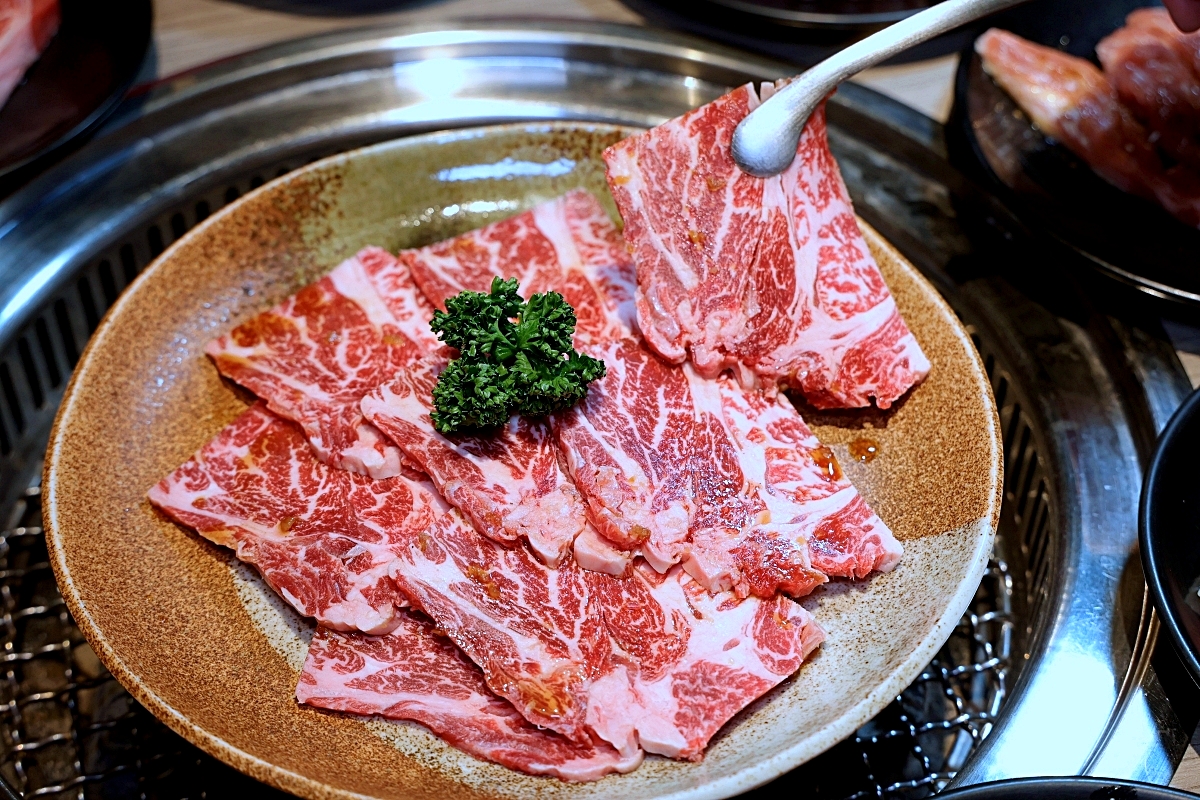 羊角炭火燒肉 | 鮮蝦鮑魚、和牛牛舌等近百種食材吃到飽+生啤暢飲，捷運文心櫻花站吃到飽推薦！