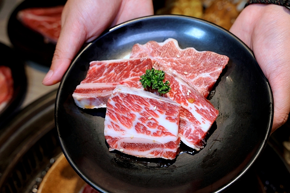 羊角炭火燒肉 | 鮮蝦鮑魚、和牛牛舌等近百種食材吃到飽+生啤暢飲，捷運文心櫻花站吃到飽推薦！