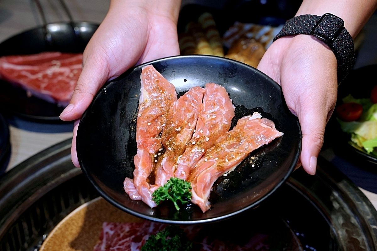 羊角炭火燒肉 | 鮮蝦鮑魚、和牛牛舌等近百種食材吃到飽+生啤暢飲，捷運文心櫻花站吃到飽推薦！