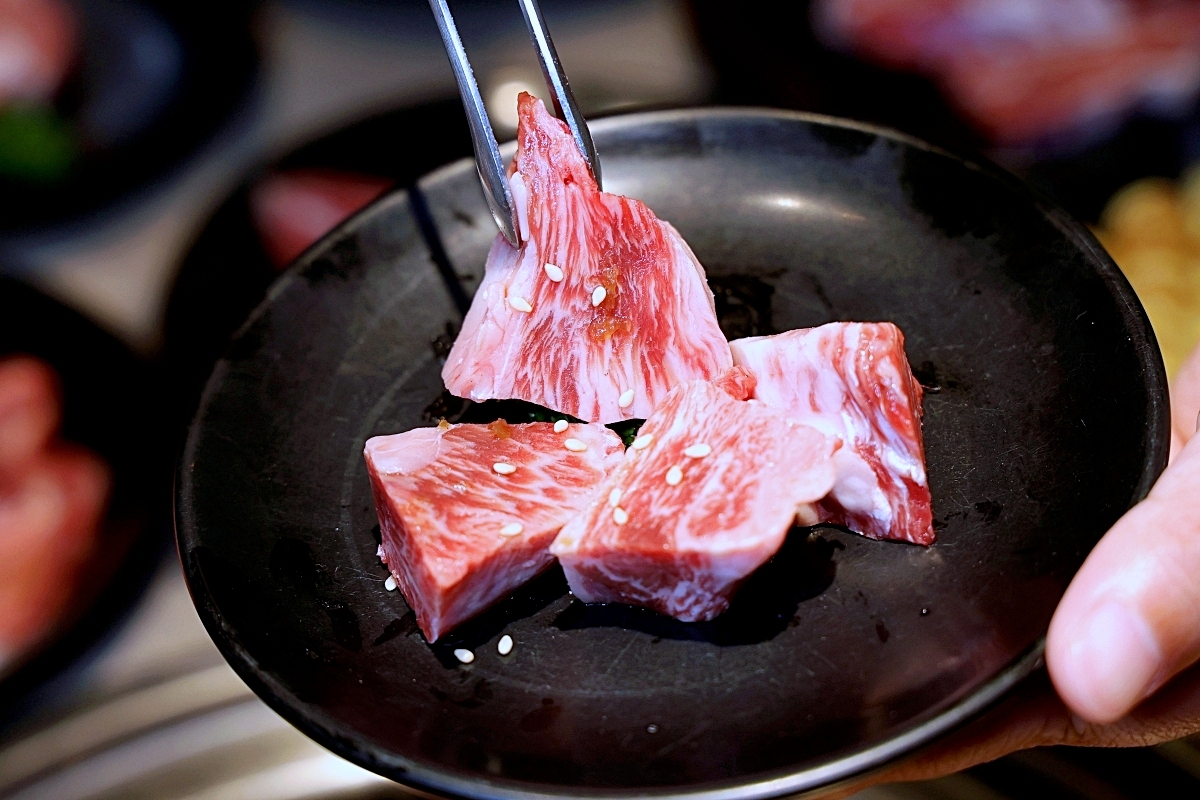 羊角炭火燒肉 | 鮮蝦鮑魚、和牛牛舌等近百種食材吃到飽+生啤暢飲，捷運文心櫻花站吃到飽推薦！