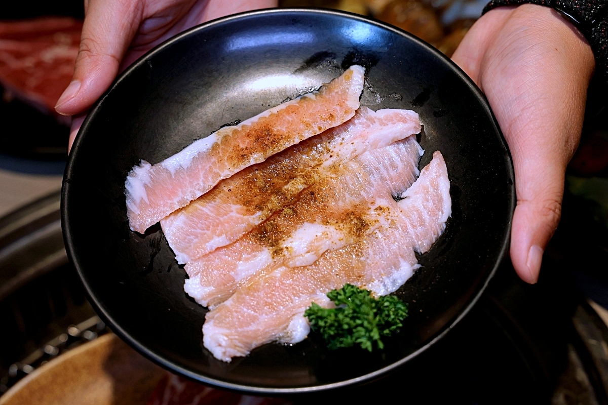 羊角炭火燒肉 | 鮮蝦鮑魚、和牛牛舌等近百種食材吃到飽+生啤暢飲，捷運文心櫻花站吃到飽推薦！