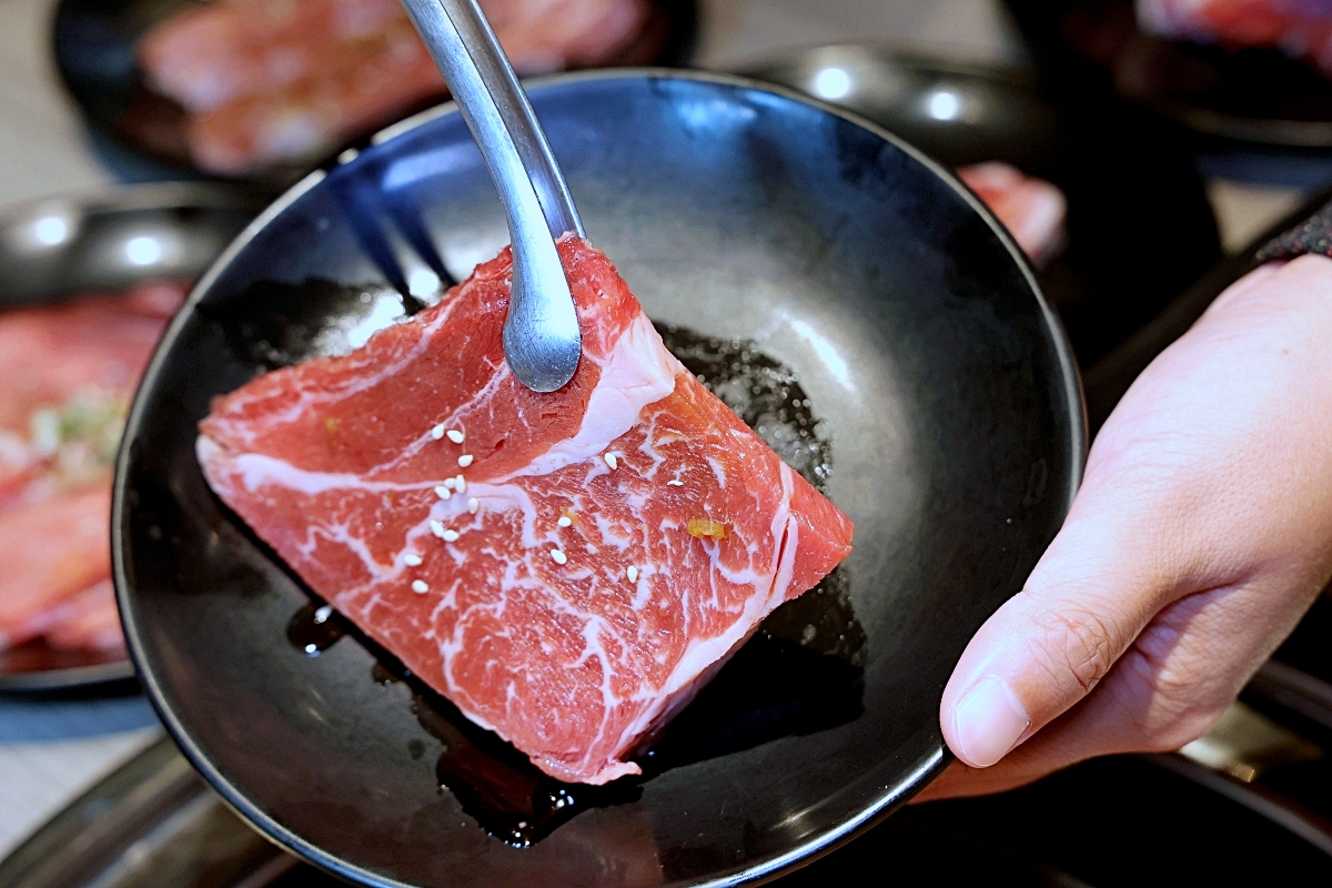 羊角炭火燒肉 | 鮮蝦鮑魚、和牛牛舌等近百種食材吃到飽+生啤暢飲，捷運文心櫻花站吃到飽推薦！