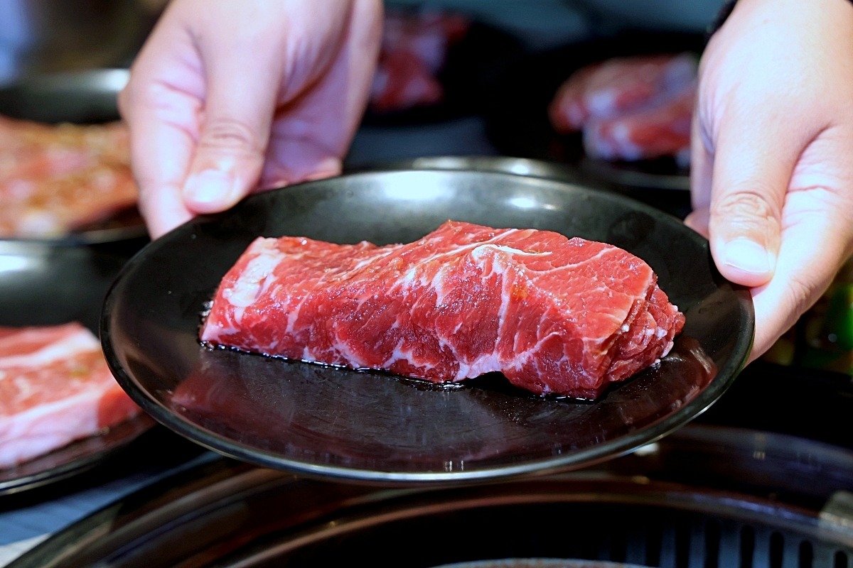 羊角炭火燒肉 | 鮮蝦鮑魚、和牛牛舌等近百種食材吃到飽+生啤暢飲，捷運文心櫻花站吃到飽推薦！