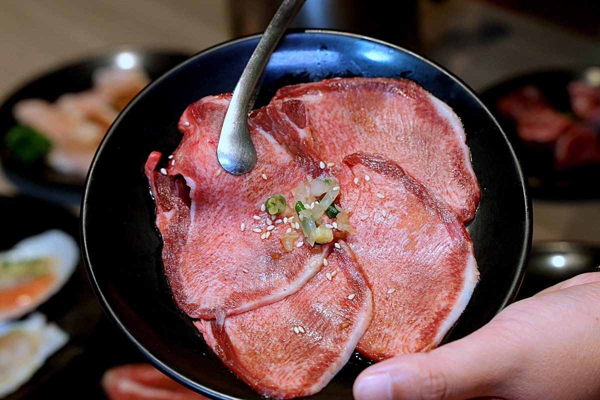 羊角炭火燒肉 | 鮮蝦鮑魚、和牛牛舌等近百種食材吃到飽+生啤暢飲，捷運文心櫻花站吃到飽推薦！