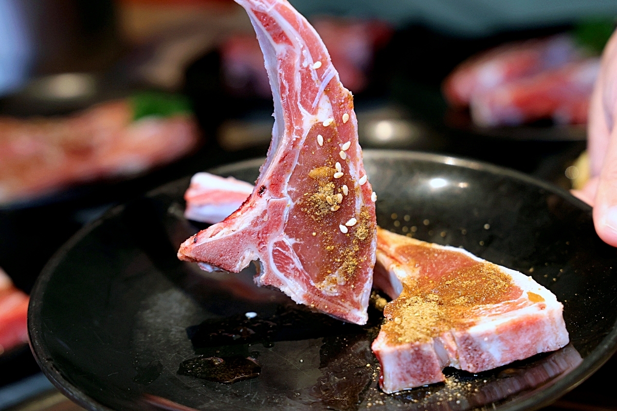 羊角炭火燒肉 | 鮮蝦鮑魚、和牛牛舌等近百種食材吃到飽+生啤暢飲，捷運文心櫻花站吃到飽推薦！