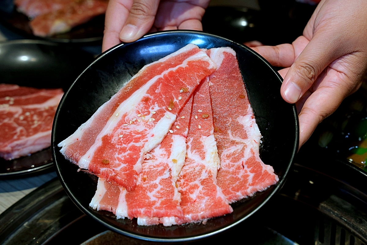 羊角炭火燒肉 | 鮮蝦鮑魚、和牛牛舌等近百種食材吃到飽+生啤暢飲，捷運文心櫻花站吃到飽推薦！