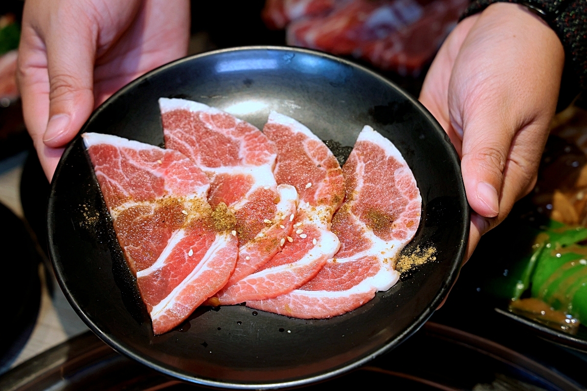 羊角炭火燒肉 | 鮮蝦鮑魚、和牛牛舌等近百種食材吃到飽+生啤暢飲，捷運文心櫻花站吃到飽推薦！