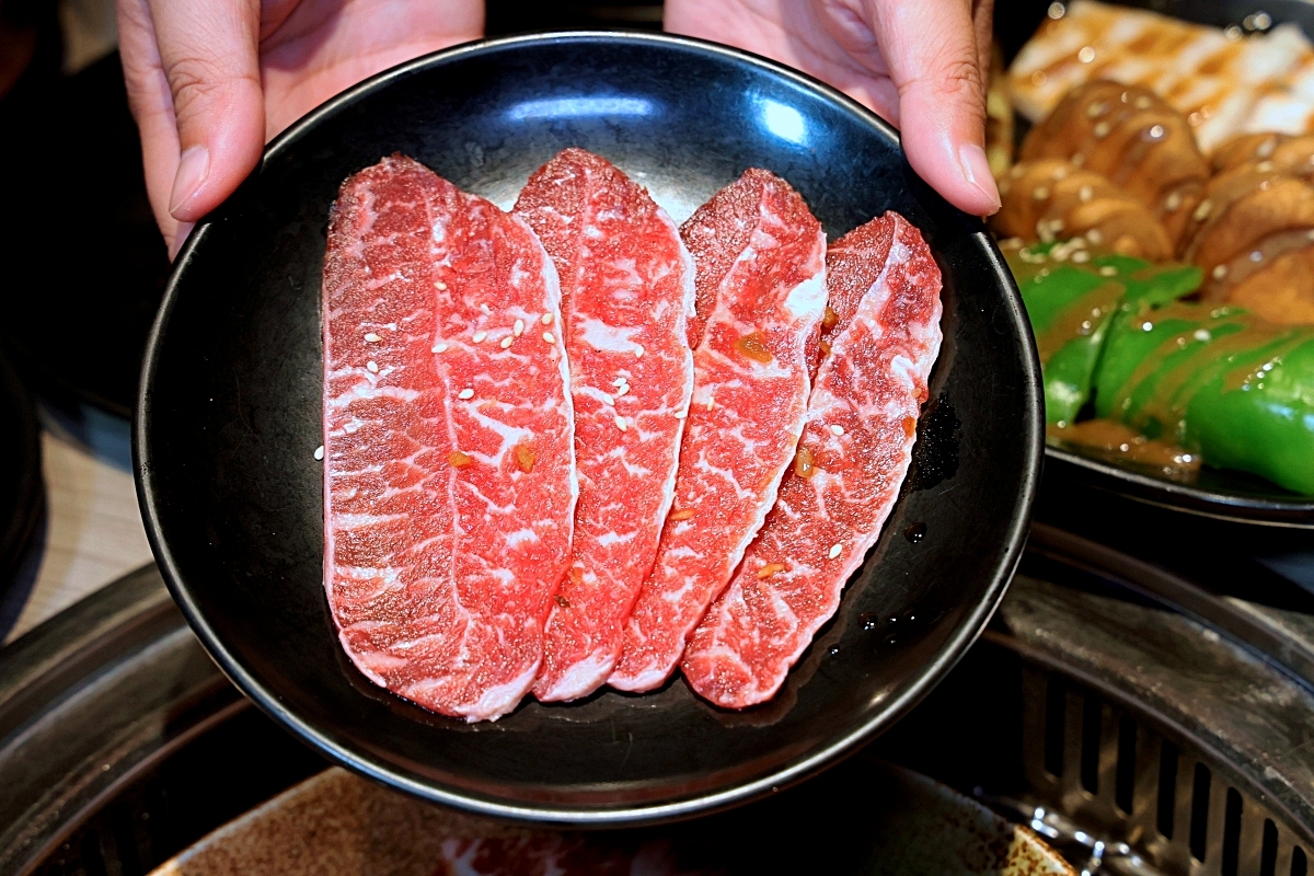 羊角炭火燒肉 | 鮮蝦鮑魚、和牛牛舌等近百種食材吃到飽+生啤暢飲，捷運文心櫻花站吃到飽推薦！