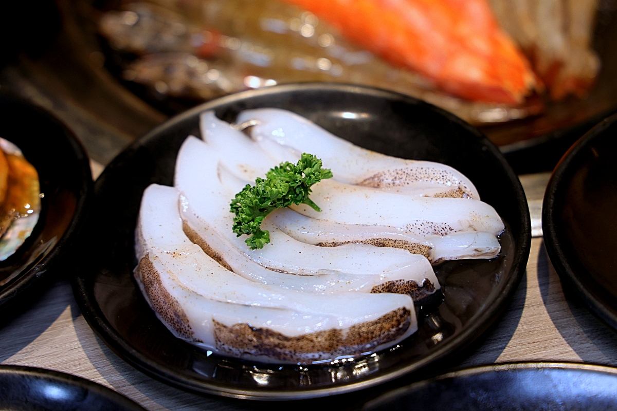 羊角炭火燒肉 | 鮮蝦鮑魚、和牛牛舌等近百種食材吃到飽+生啤暢飲，捷運文心櫻花站吃到飽推薦！