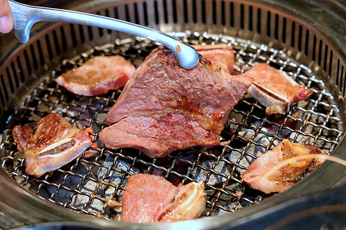 羊角炭火燒肉 | 鮮蝦鮑魚、和牛牛舌等近百種食材吃到飽+生啤暢飲，捷運文心櫻花站吃到飽推薦！