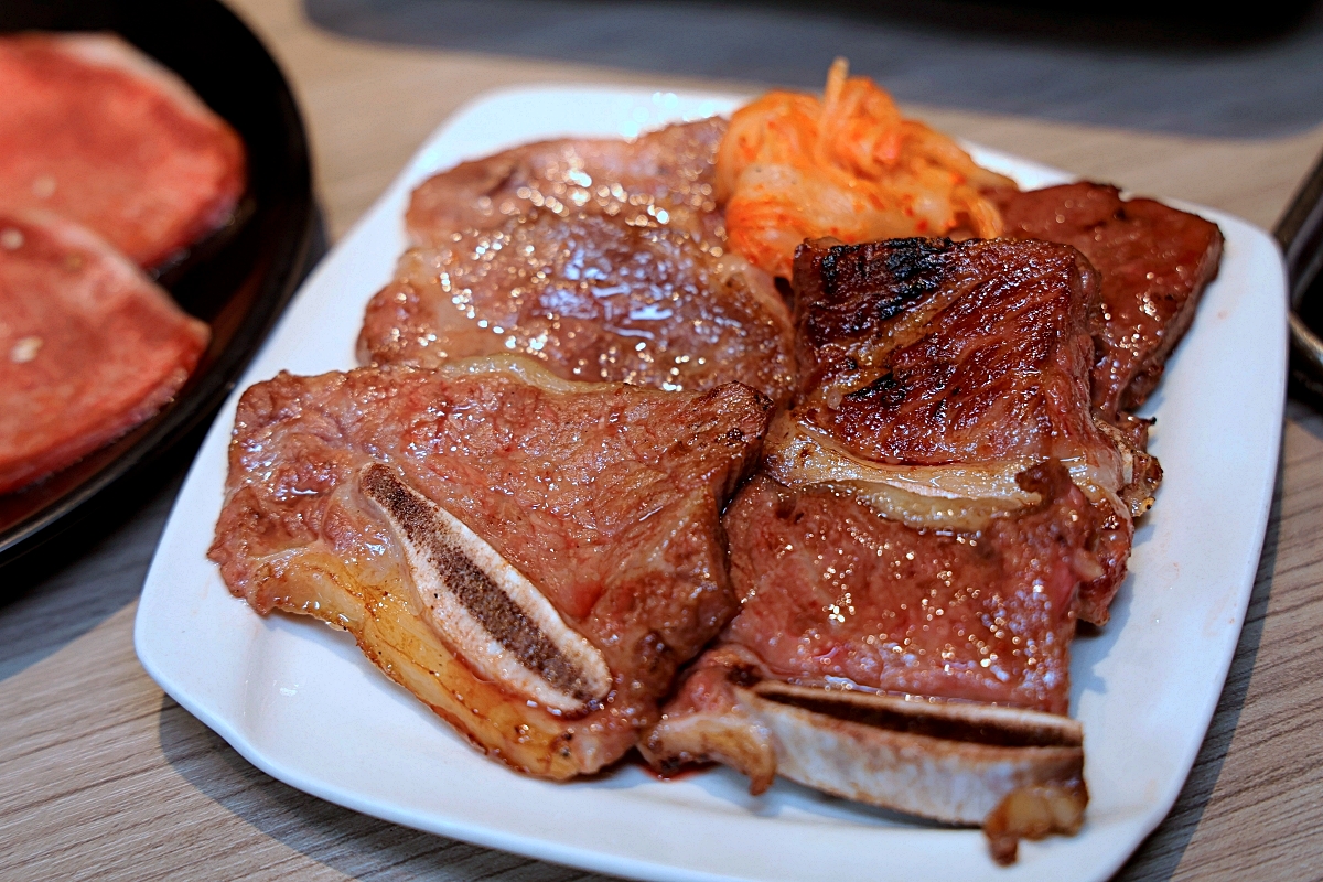 羊角炭火燒肉 | 鮮蝦鮑魚、和牛牛舌等近百種食材吃到飽+生啤暢飲，捷運文心櫻花站吃到飽推薦！