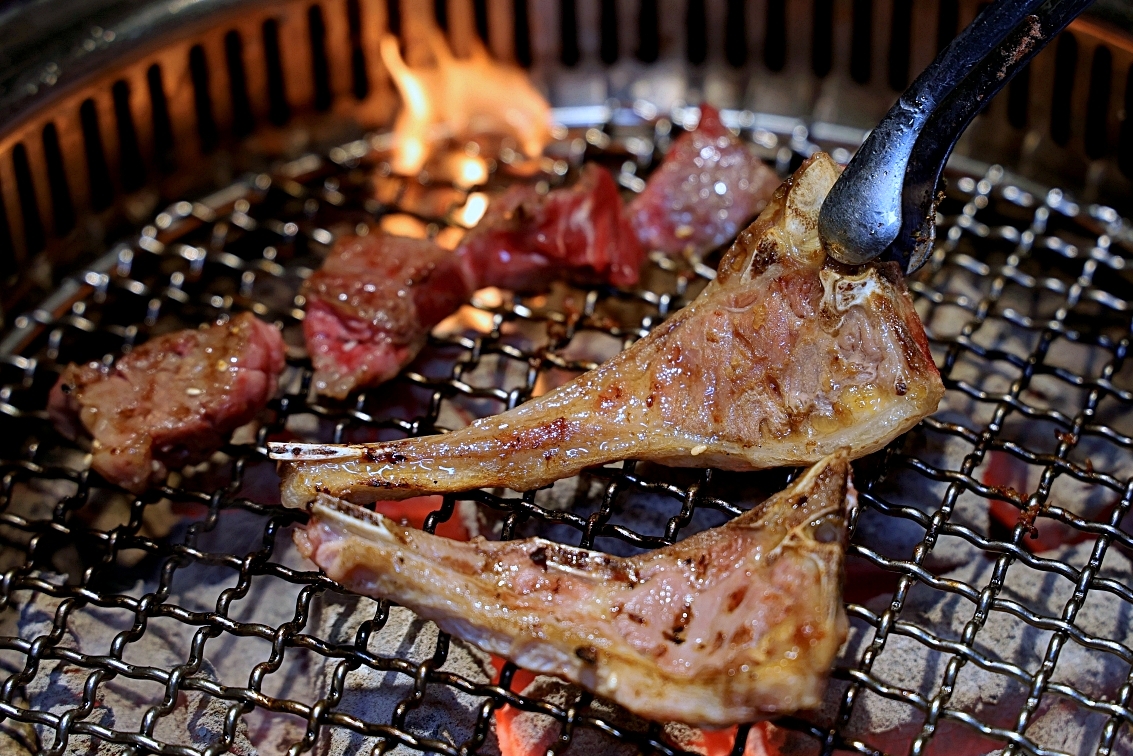 羊角炭火燒肉 | 鮮蝦鮑魚、和牛牛舌等近百種食材吃到飽+生啤暢飲，捷運文心櫻花站吃到飽推薦！