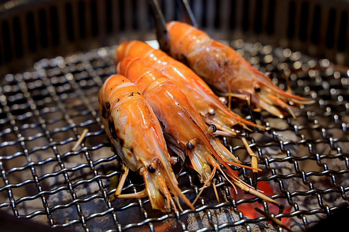 羊角炭火燒肉 | 鮮蝦鮑魚、和牛牛舌等近百種食材吃到飽+生啤暢飲，捷運文心櫻花站吃到飽推薦！