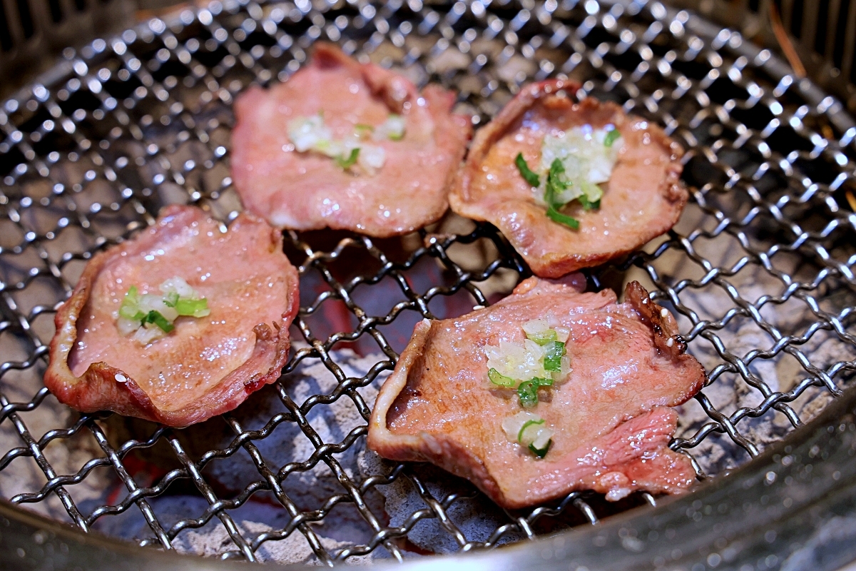 羊角炭火燒肉 | 鮮蝦鮑魚、和牛牛舌等近百種食材吃到飽+生啤暢飲，捷運文心櫻花站吃到飽推薦！