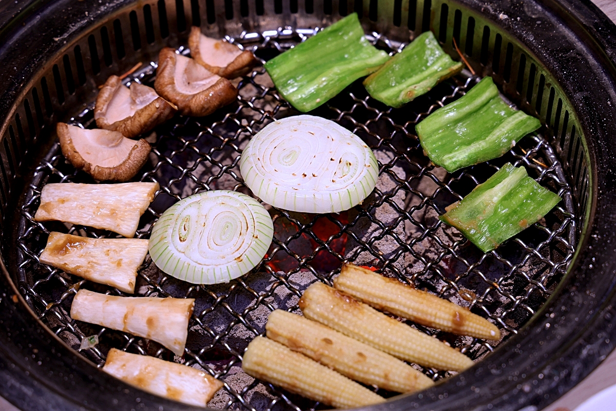 羊角炭火燒肉 | 鮮蝦鮑魚、和牛牛舌等近百種食材吃到飽+生啤暢飲，捷運文心櫻花站吃到飽推薦！