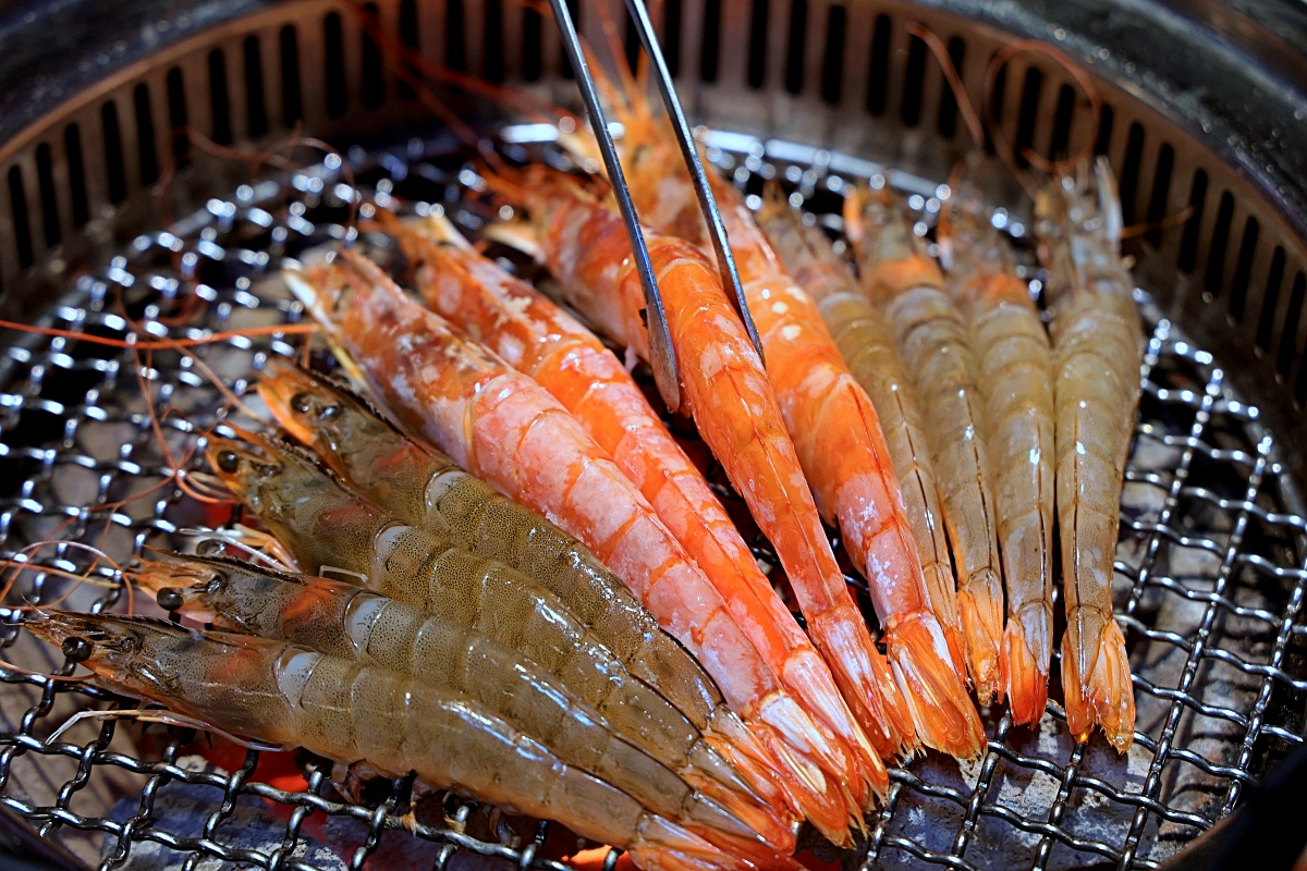 羊角炭火燒肉 | 鮮蝦鮑魚、和牛牛舌等近百種食材吃到飽+生啤暢飲，捷運文心櫻花站吃到飽推薦！