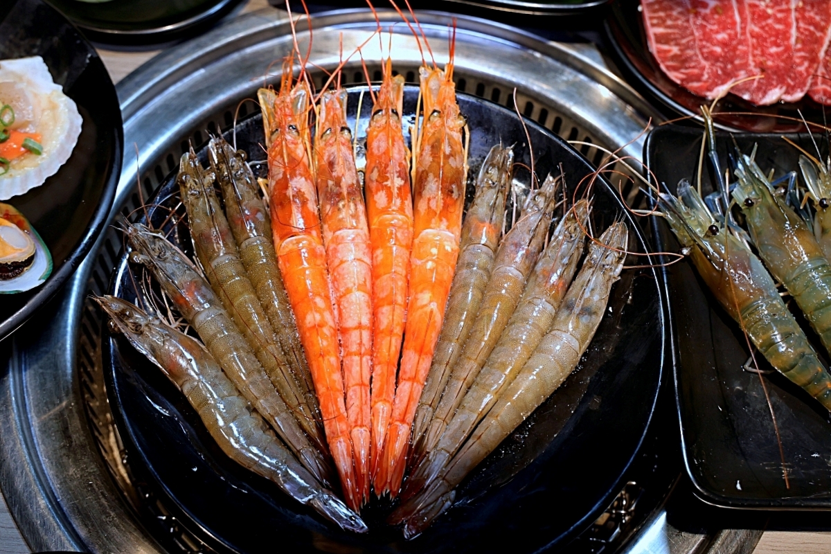 羊角炭火燒肉 | 鮮蝦鮑魚、和牛牛舌等近百種食材吃到飽+生啤暢飲，捷運文心櫻花站吃到飽推薦！