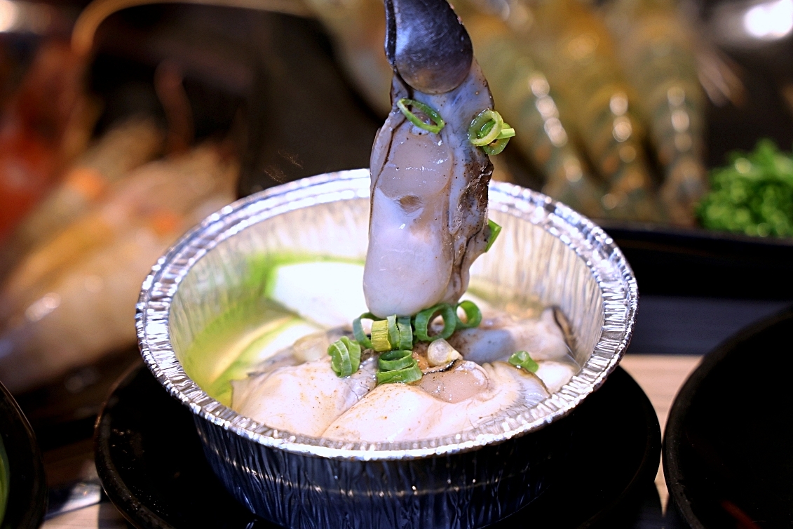 羊角炭火燒肉 | 鮮蝦鮑魚、和牛牛舌等近百種食材吃到飽+生啤暢飲，捷運文心櫻花站吃到飽推薦！