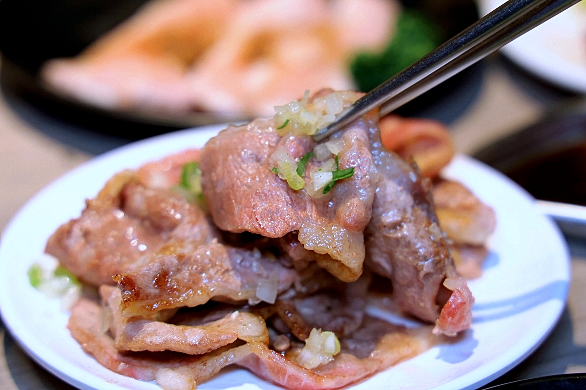 羊角炭火燒肉 | 鮮蝦鮑魚、和牛牛舌等近百種食材吃到飽+生啤暢飲，捷運文心櫻花站吃到飽推薦！