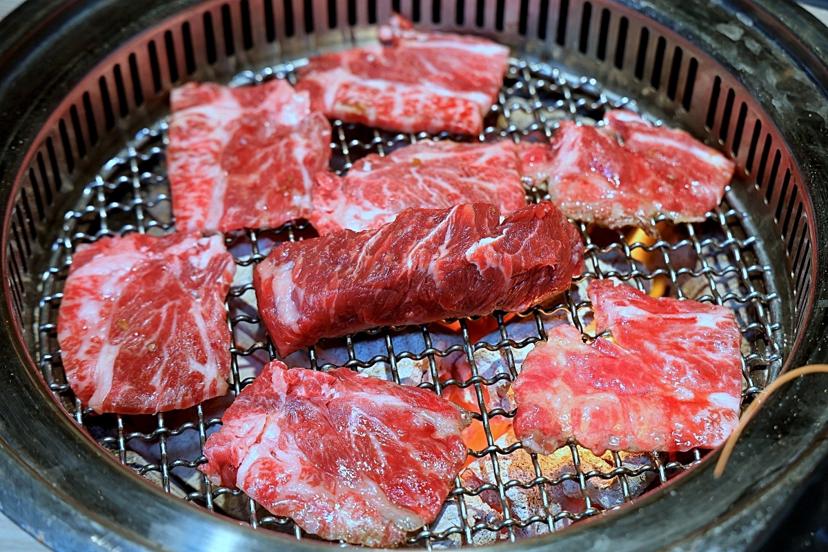 羊角炭火燒肉 | 鮮蝦鮑魚、和牛牛舌等近百種食材吃到飽+生啤暢飲，捷運文心櫻花站吃到飽推薦！