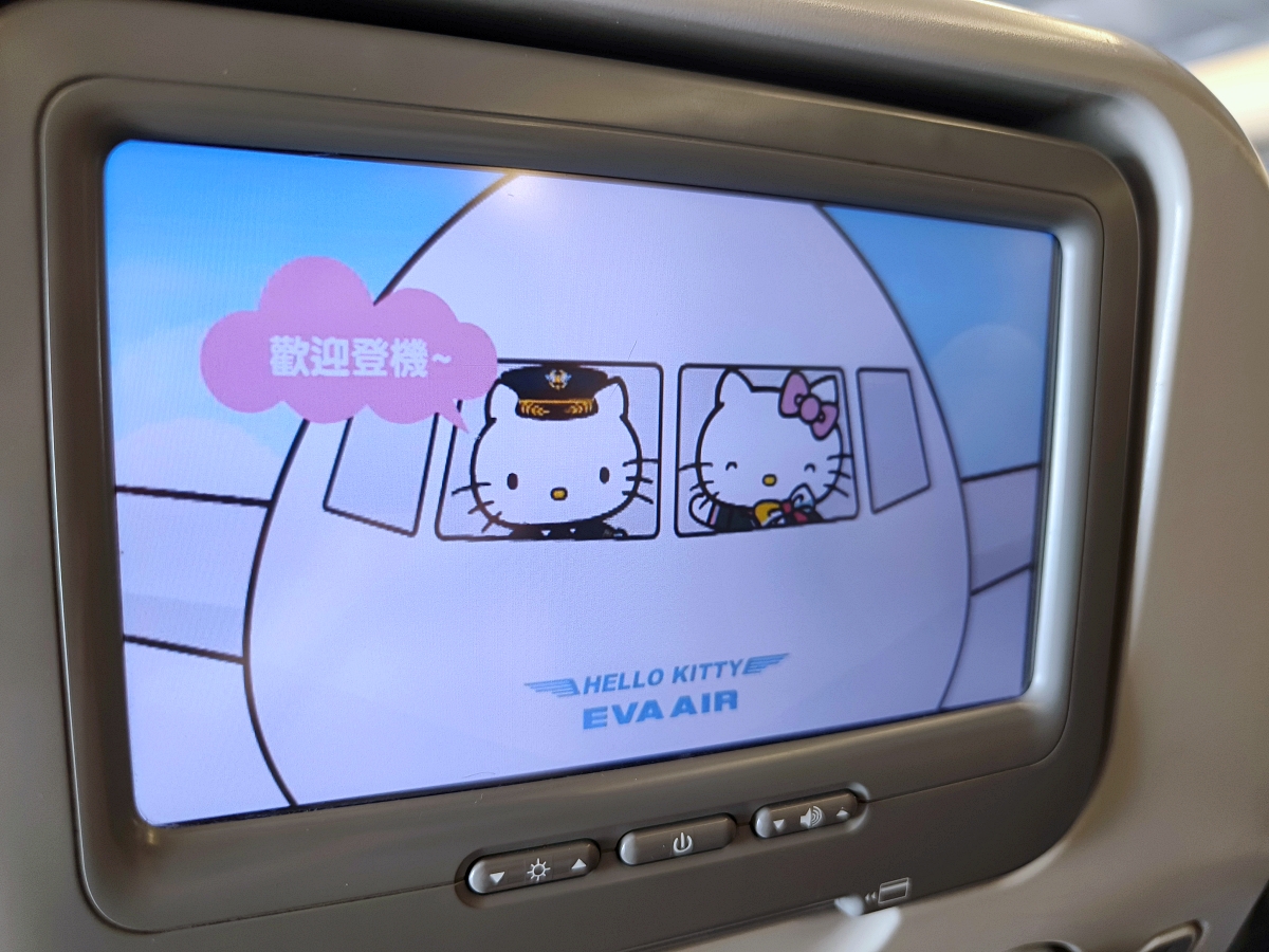 長榮航空Hello Kitty彩繪機開箱，餐具和兒童餐簡直萌翻啦！