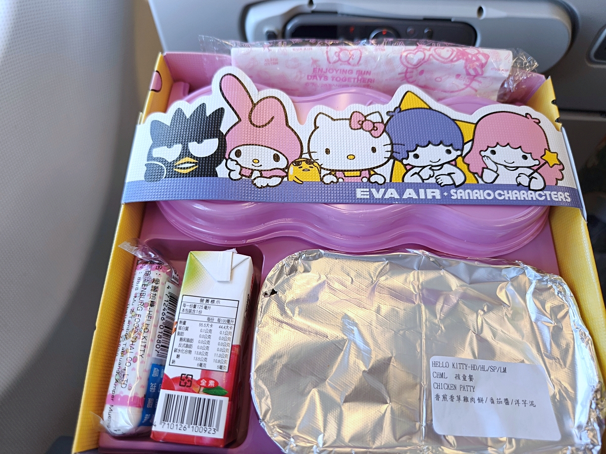 長榮航空Hello Kitty彩繪機開箱，餐具和兒童餐簡直萌翻啦！