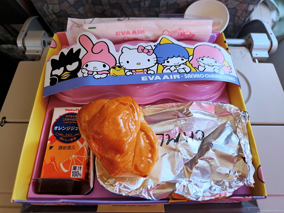 長榮航空Hello Kitty彩繪機開箱，餐具和兒童餐簡直萌翻啦！