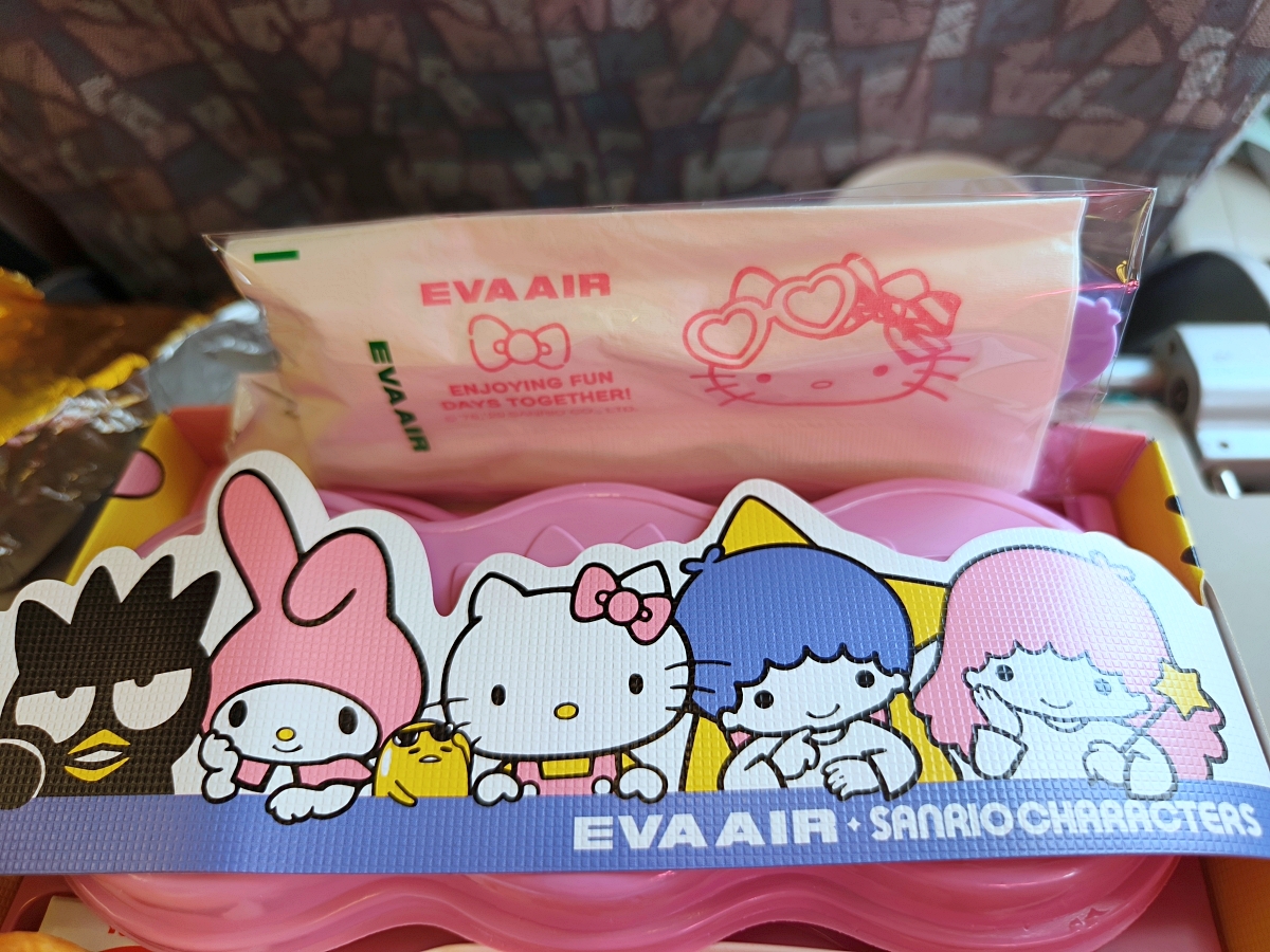 長榮航空Hello Kitty彩繪機開箱，餐具和兒童餐簡直萌翻啦！