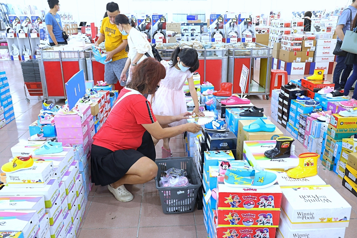 南投草屯特賣會 | 品牌運動鞋、迪士尼童鞋、品牌童裝、進口零食泡麵，特福鍋具、天絲寢具、行李箱、牛仔褲，下殺骨折價！