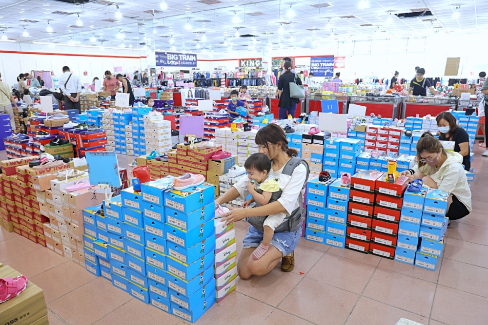 南投草屯特賣會 | 品牌運動鞋、迪士尼童鞋、品牌童裝、進口零食泡麵，特福鍋具、天絲寢具、行李箱、牛仔褲，下殺骨折價！