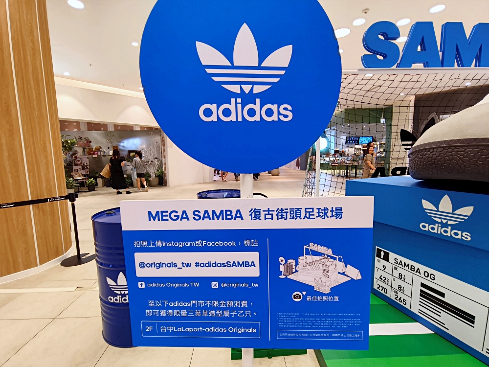 復古街頭足球場的超大adidas球鞋！這是綠巨人的尺寸吧？！