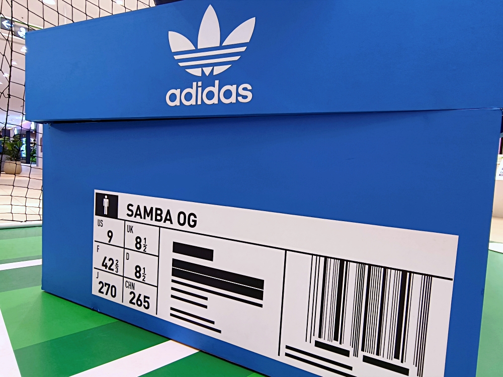 復古街頭足球場的超大adidas球鞋！這是綠巨人的尺寸吧？！