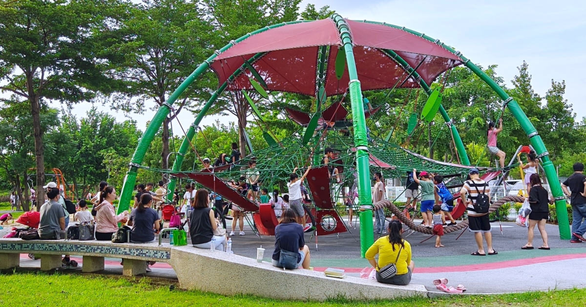 黎新公園 | 台中親子景點，大西瓜攀爬網、綠樹草坪沙坑兒童遊戲區