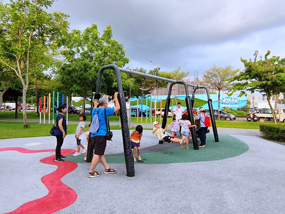 黎新公園 | 台中親子景點，大西瓜攀爬網、綠樹草坪沙坑兒童遊戲區