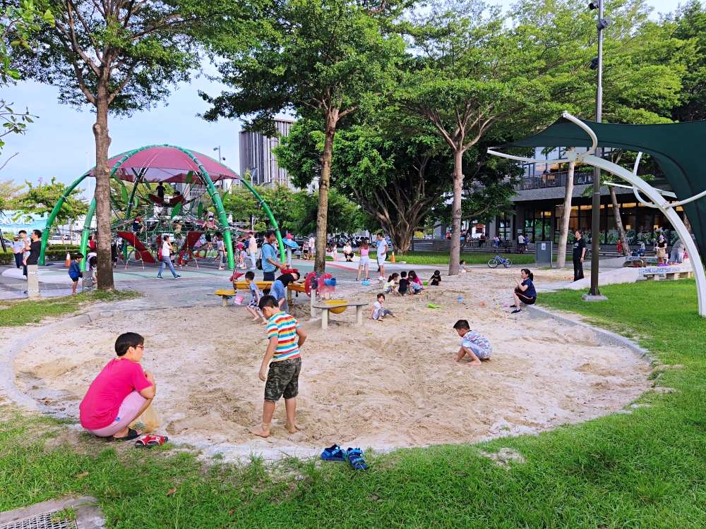 黎新公園 | 台中親子景點，大西瓜攀爬網、綠樹草坪沙坑兒童遊戲區