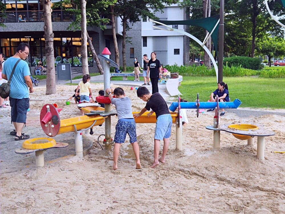 黎新公園 | 台中親子景點，大西瓜攀爬網、綠樹草坪沙坑兒童遊戲區